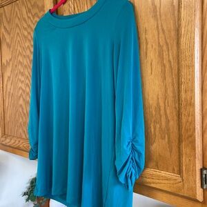 Susan Graver crew neck blouse. Ruched sleeves. Color more teal.